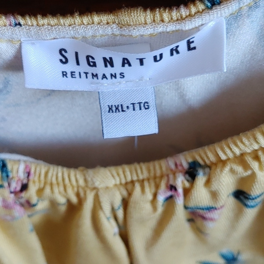 NWT Signature Reitmans Women's Pale Yellow Floral Top 2X - Picture 3 of 4